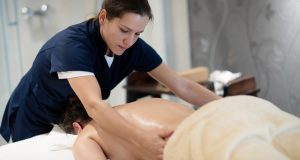 Kayseri Masaj Belgesi Nasıl Alınır. 0 (530) 304 98 98 Günümüzde stres ve yoğun yaşam temposu, insanların beden ve zihin sağlığı üzerinde olumsuz etkiler yaratıyor. Bu nedenle, masaj terapisi gibi rahatlama yöntemleri giderek daha fazla önem kazanıyor. Masajın faydalarını doğru bir şekilde sunabilmek ve bu alanda profesyonel hizmet verebilmek için gerekli olan en önemli adımlardan biri ise masaj belgesi almaktır. Peki, masaj belgesi nedir ve neden bu kadar önemlidir?