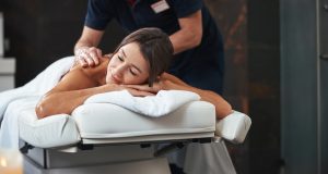 Kırşehir Masaj Belgesi Nasıl Alınır. 0 (530) 304 98 98 Günümüzde stres ve yoğun yaşam temposu, insanların beden ve zihin sağlığı üzerinde olumsuz etkiler yaratıyor. Bu nedenle, masaj terapisi gibi rahatlama yöntemleri giderek daha fazla önem kazanıyor. Masajın faydalarını doğru bir şekilde sunabilmek ve bu alanda profesyonel hizmet verebilmek için gerekli olan en önemli adımlardan biri ise masaj belgesi almaktır. Peki, masaj belgesi nedir ve neden bu kadar önemlidir?