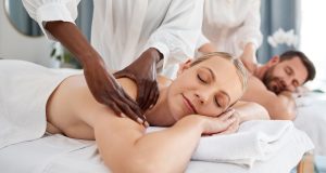 Karabük Masaj Belgesi Nasıl Alınır. 0 (530) 304 98 98 Günümüzde stres ve yoğun yaşam temposu, insanların beden ve zihin sağlığı üzerinde olumsuz etkiler yaratıyor. Bu nedenle, masaj terapisi gibi rahatlama yöntemleri giderek daha fazla önem kazanıyor. Masajın faydalarını doğru bir şekilde sunabilmek ve bu alanda profesyonel hizmet verebilmek için gerekli olan en önemli adımlardan biri ise masaj belgesi almaktır. Peki, masaj belgesi nedir ve neden bu kadar önemlidir?