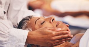 Kırklareli Masaj Belgesi Nasıl Alınır. 0 (530) 304 98 98 Günümüzde stres ve yoğun yaşam temposu, insanların beden ve zihin sağlığı üzerinde olumsuz etkiler yaratıyor. Bu nedenle, masaj terapisi gibi rahatlama yöntemleri giderek daha fazla önem kazanıyor. Masajın faydalarını doğru bir şekilde sunabilmek ve bu alanda profesyonel hizmet verebilmek için gerekli olan en önemli adımlardan biri ise masaj belgesi almaktır. Peki, masaj belgesi nedir ve neden bu kadar önemlidir?